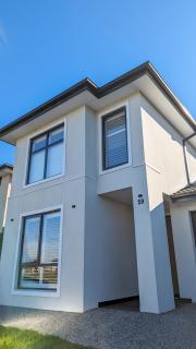 Spacious, Bright Clyde Stay Near Parks & Shop - 0
