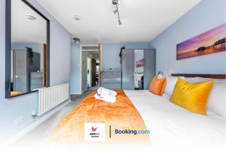 1Bed Ground Floor Apartment Near Gatwick By GuestNest Management Short Lets & Serviced Accommodation Crawley With Free Parking And WiFi - 0