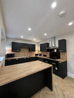 7 Bed, 7 BR Victorian Accom - Sleeps 13 - 5