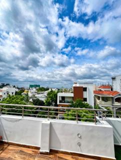 Skyline Rooftop Penthouse Retreat - 7