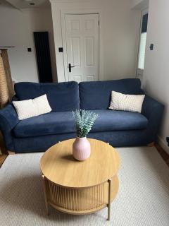 Stylish 3-Bed Stamford Home with Driveway - 2