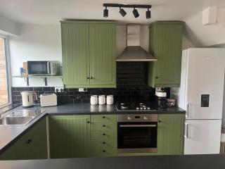Stylish 3-Bed Stamford Home with Driveway - 9