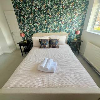 Stylish 3-Bed Stamford Home with Driveway - 4