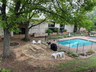 2/2 near I35 and S Congress! - 6