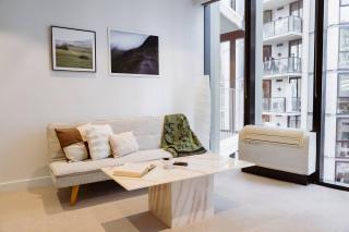 Docklands Premium Apartment with City View Pool Gym - 9