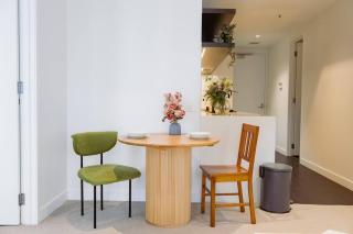 Docklands Premium Apartment with City View Pool Gym - 7