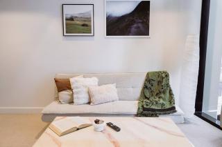 Docklands Premium Apartment with City View Pool Gym - 0