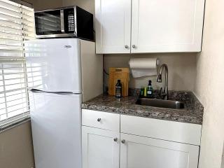 Cozy Siesta Key 1BR 1BA 8 Min to Beach Sleeps 4 - 2
