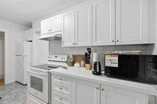 Chic 2BR With Workspace - 2-Min Walk to Beach - 7