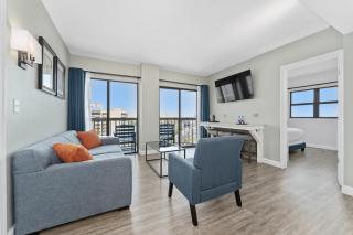 Lake View Top Floor 2 Bed 2 Bath Condo with Balcony - 0