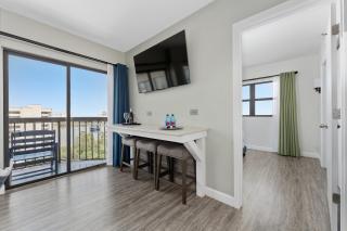 Lake View Top Floor 2 Bed 2 Bath Condo with Balcony - 4