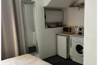 Studio 11T Sleeps 2 with WiFi - 4