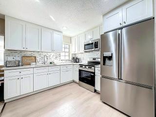 Largo 7BR 4BA Sunny Shores Getaway - 9