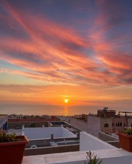 Cozy Coastal Haven with Panoramic Sea-View Rooftop - 3