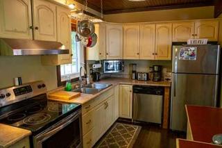 Cosy Lakefront Cottage - 5