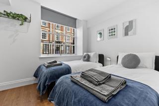 Stylish Cathedral View Duplex, City Centre, Sleeps 4 - 8
