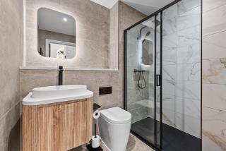 Stylish Cathedral View Duplex, City Centre, Sleeps 4 - 5