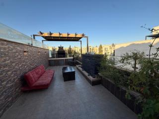 Luxury Rooftop with Panoramic View in Prime Amman Location - 3