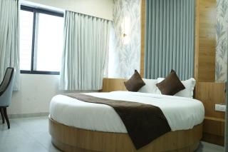 Tulip Restaurant Banquet & rooms - 4
