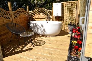 Spacious lakeside shepherds hut with outdoor bath - 5