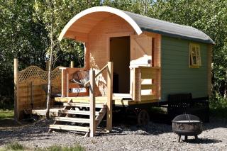Spacious lakeside shepherds hut with outdoor bath - 8