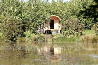 Spacious lakeside shepherds hut with outdoor bath - 6