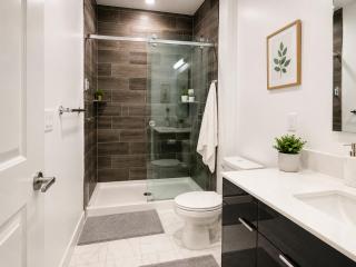 Room with Private Bath Free Parking Easy Access NYC - 5