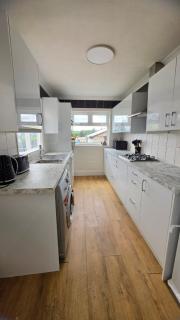 Sunningdale Cottage, Spacious Beautiful Bungalow - 3