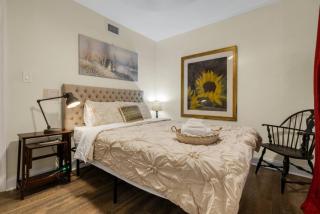 Artful Home Near Design District - 7