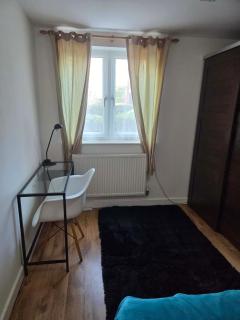 Spacious Entire 2 Bedroom Apartment Near Croydon London - 3