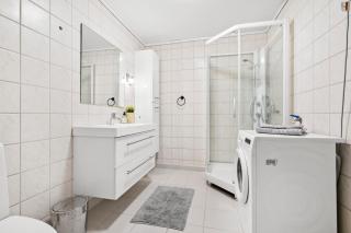 Great spacious home with 6 large rooms, parking - 5