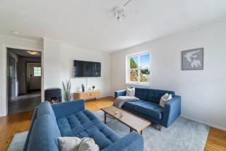 Great spacious home with 6 large rooms, parking - 0
