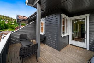 Great spacious home with 6 large rooms, parking - 3