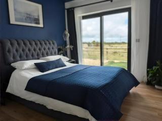 Up Shed - Modern Countryside King-size Ensuite With Own Access - 2