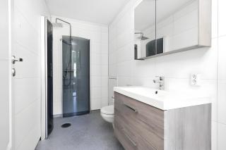 Great spacious home with 6 large rooms, parking - 4