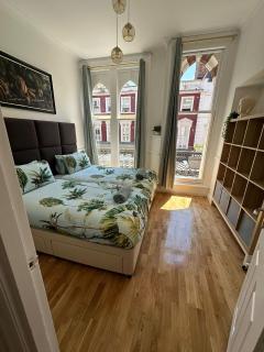 Leos Cave 4BR - High Street - Beach 8 min walk - Groups, Family, Business stays - 8