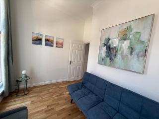 Leos Cave 4BR - High Street - Beach 8 min walk - Groups, Family, Business stays - 4