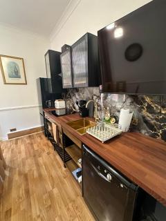 Leos Cave 4BR - High Street - Beach 8 min walk - Groups, Family, Business stays - 2