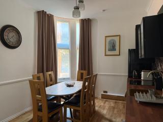Leos Cave 4BR - High Street - Beach 8 min walk - Groups, Family, Business stays - 1