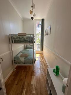 Leos Cave 4BR - High Street - Beach 8 min walk - Groups, Family, Business stays - 6
