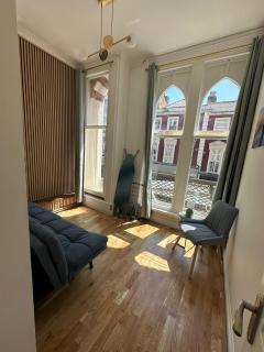 Leos Cave 4BR - High Street - Beach 8 min walk - Groups, Family, Business stays - 5