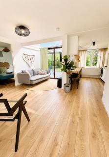 Cozy family chalet with spacious garden in the nature between Amsterdam Haarlem and Schiphol Airport - 0