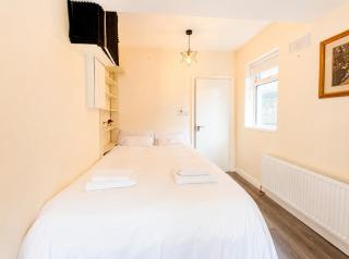 Cosy Studio Near Blackrock Village and DART - 1