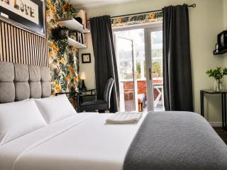 Cosy and Private with 55"TV and Dedicated Toilet Shower Space - 0