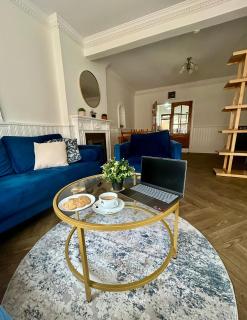 Excel London 3 bdr House Elizabeth Line O2 parking WIFI sleeps 6 - London - 0