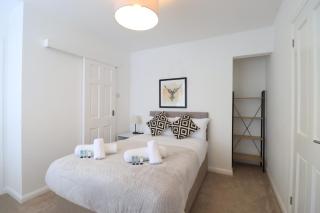Detached Bungalow I Sleeps 7 I Driveway Parking I Excellent Location I Fast WiFi I Self-Check-In I By Yoko Property - 1