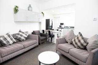 Contractor Base, Families, 5BR, Sleeps 10, Parking - 0