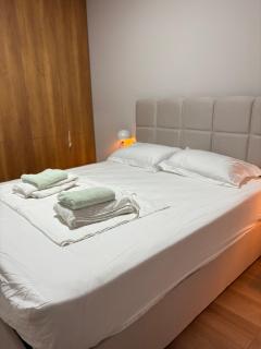 SunKissed Sky Apartment - Qerret Golem - New Modern - 2
