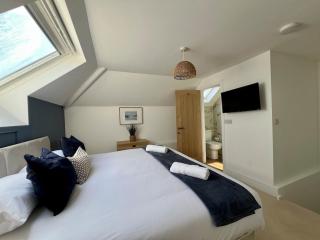 Luxury Coastal Retreat Sleeps 8 with Parking - 2