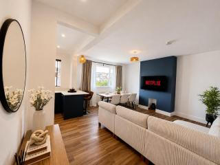 Luxury Coastal Retreat Sleeps 8 with Parking - 9